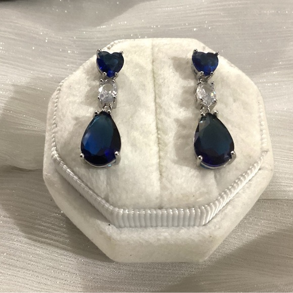 💙 White & Blue Sapphire Heart Drop Earrings - Picture 5 of 14